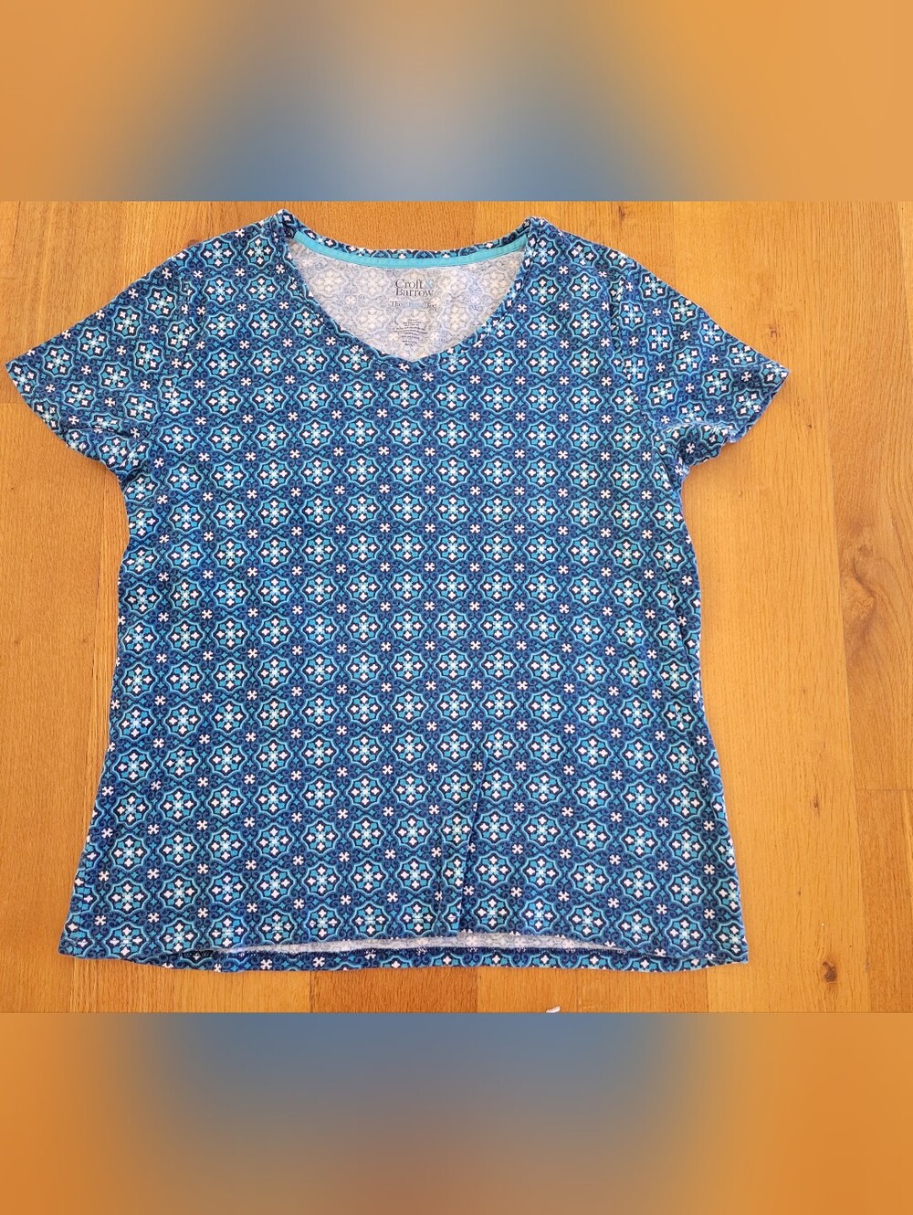 Women's size large Croft & Barrow Blue Geometric Print T-Shirt
